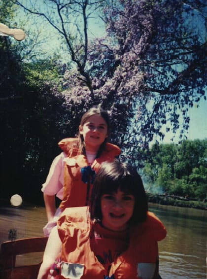 Victoria y su hermana en el río