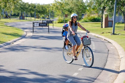Victoria y su marido trabajan tiempo completo, pero pueden darse el gusto de llevar a su hijo al colegio en bicicleta y solo tardan 10 minutos