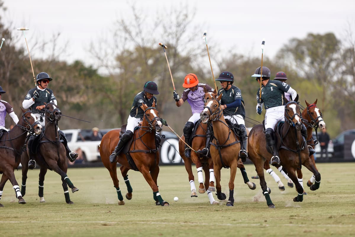 Victorino Ruiz Jorba está rodeado: Tomás Panelo, Hilario y Carlos María Ulloa y Benjamín Panelo encierran al delantero de Híper Polo; La Hache dejó una buena impresión en su estreno absoluto en el Abierto de Hurlingham y en la Triple Corona toda.