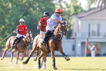 Victorino Ruiz Jorba rumbo al gol, el día de la gran victoria de Los Machitos sobre La Irenita La Hache