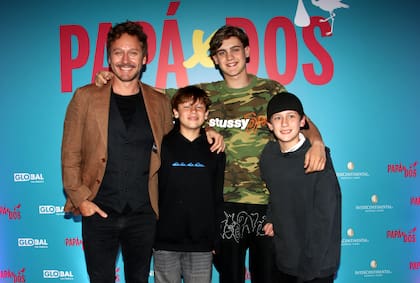 Vicuña junto a sus tres hijos mayores, Beltrán, Bautista y Benicio, en la avant premier de Papá X dos