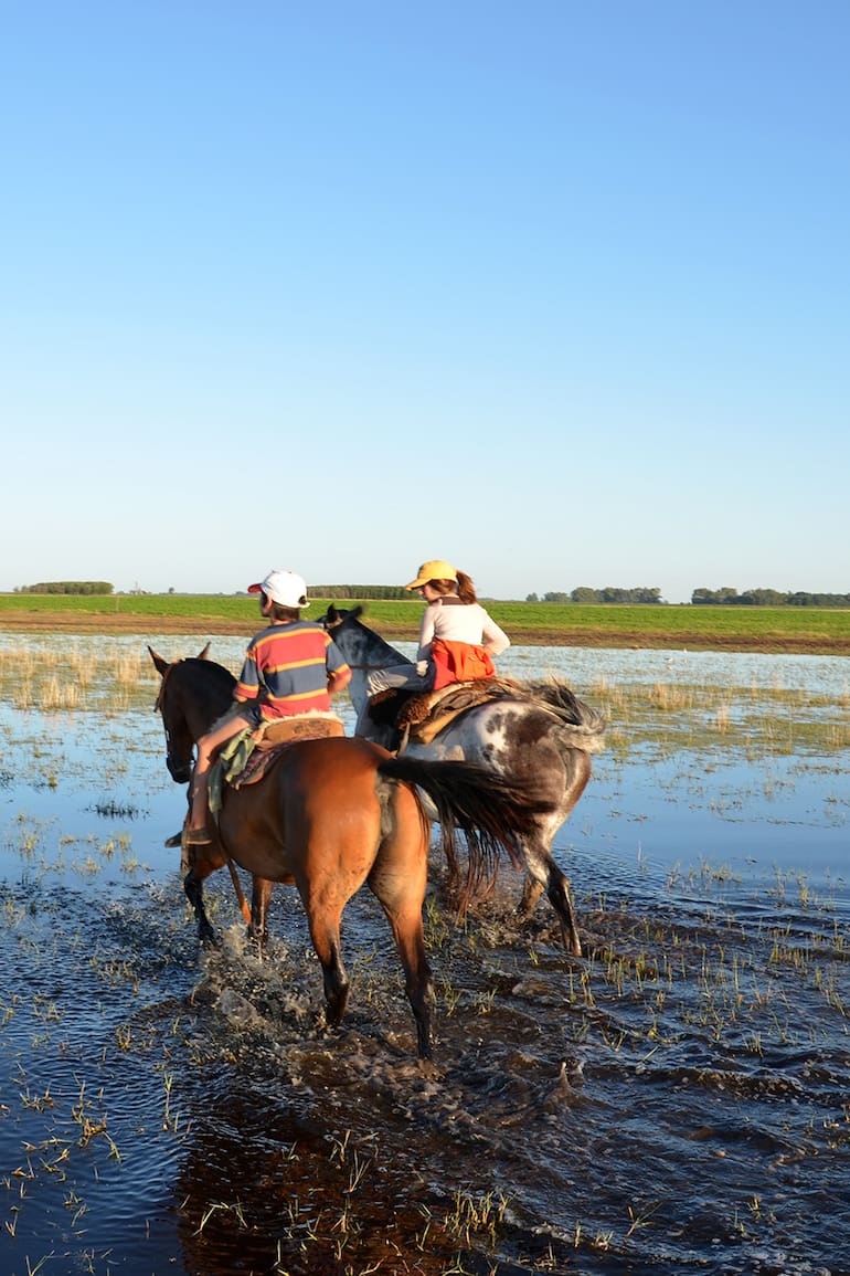 Vida campestre. Además de recorrer las calles polvorientas y los almacenes tradicionales se pueden visitar las lagunas cercanas para pescar, observar aves y cabalgar