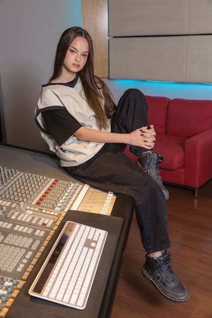 Vida posa en La Diosa Salvaje, el estudio de grabación familiar.