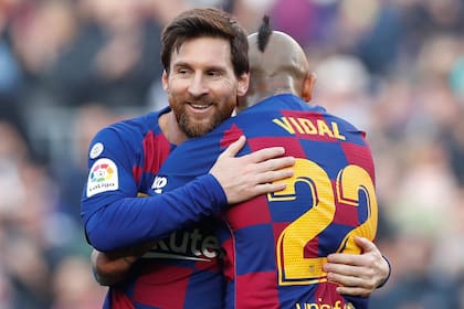 Vidal abraza a Messi, que sonríe. El argentino llevaba cuatro partidos sin anotar goles... Hizo cuatro