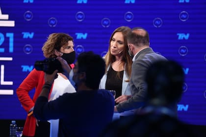 Vidal en un aparte con los asesores de campaña de JxC.