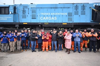 Vidal, funcionarios y vecinos de Jaramillo al recibir a la locomotora de carga