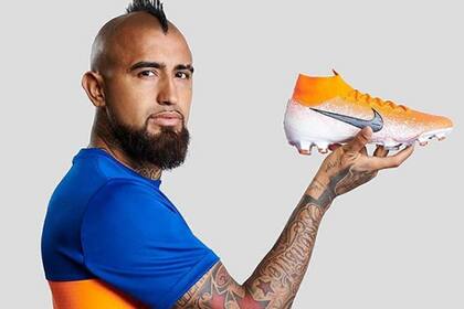 Vidal posó con una camiseta con los colores de Boca y revolucionó las redes sociales