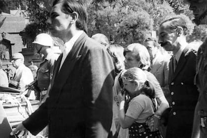 Videla en el funeral del coronel Rafael Reyes, jefe de la guarnición militar de Mar del Plata, asesinado por un comando terrorista en febrero de 1976