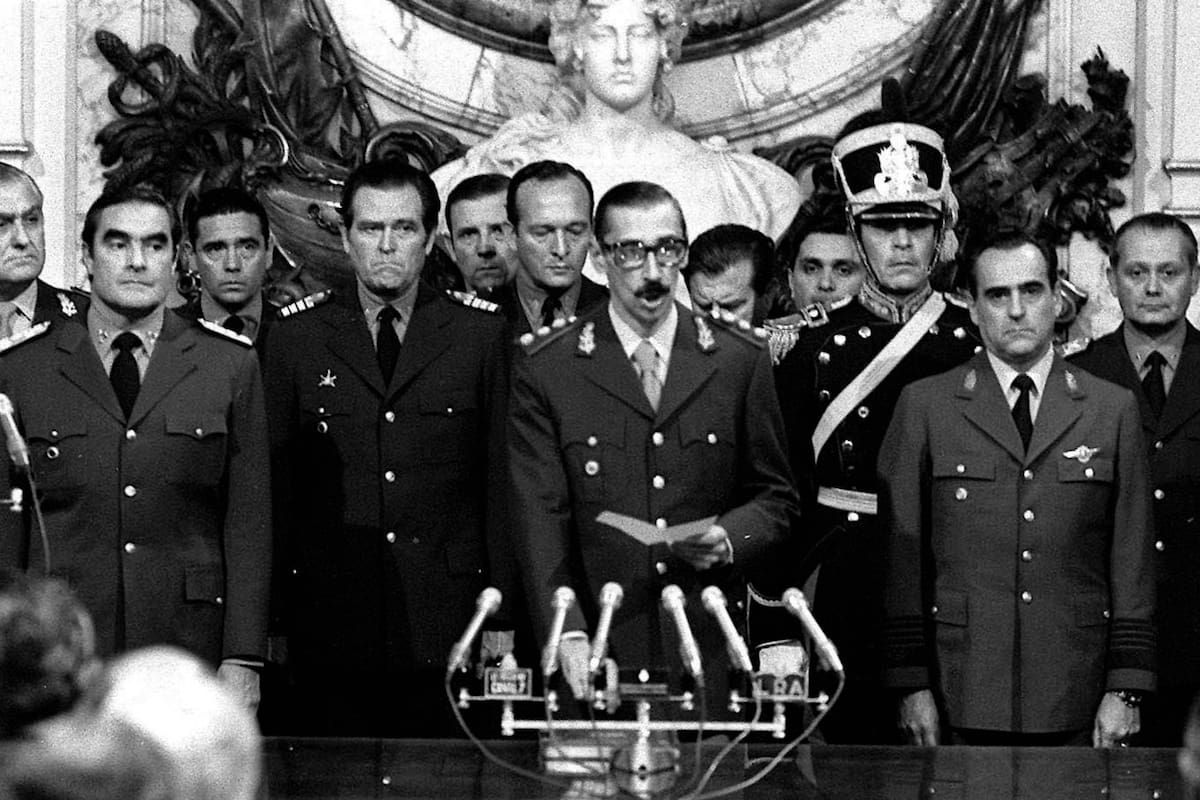 Videla jura como presidente de la Argentina el 24 de marzo de 1976, acompañado por Eduardo Massera (izq.) y Orlando Agosti (der.)