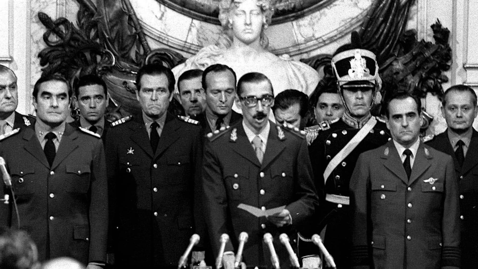 Videla jura como presidente de la Argentina el 24 de marzo de 1976, acompañado por Eduardo Massera (izq.) y Orlando Agosti (der.)
