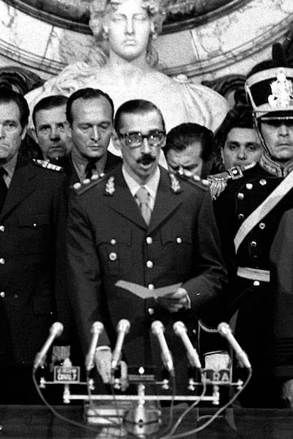 Videla jura como presidente de la Argentina el 24 de marzo de 1976, acompañado por Eduardo Massera (izq.) y Orlando Agosti (der.)