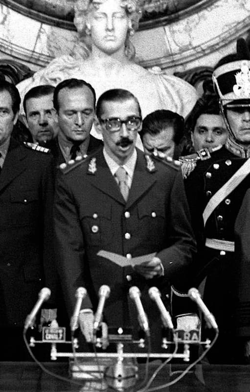 Videla jura como presidente de la Argentina el 24 de marzo de 1976, acompañado por Eduardo Massera (izq.) y Orlando Agosti (der.)