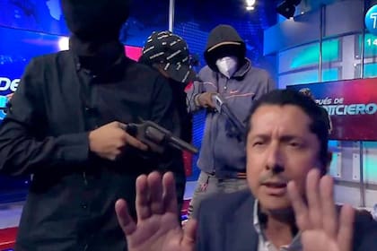 No disparen!”: desesperación y pánico en el set del canal atacado por los  narcos en Ecuador - LA NACION