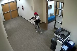 Video de CCTV del sospechoso durante el tiroteo fatal en la escuela en Nashville