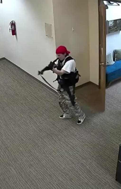 Video de CCTV del sospechoso durante el tiroteo fatal en la escuela en Nashville