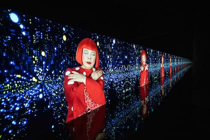 Video de la artista proyectado en el Yayoi Kusama Museum en Tokio, en 2024