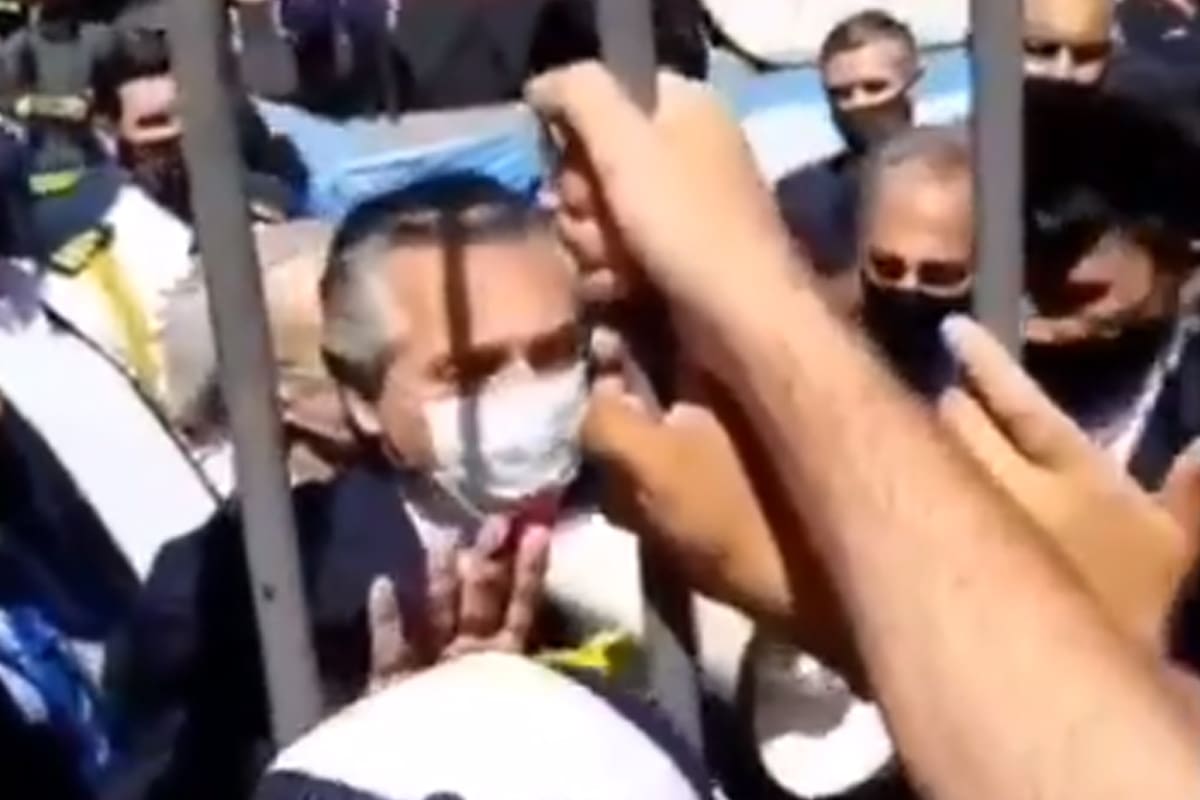 Video: el momento de la fallida negociación de Alberto Fernández con los hinchas en el velorio de Maradona