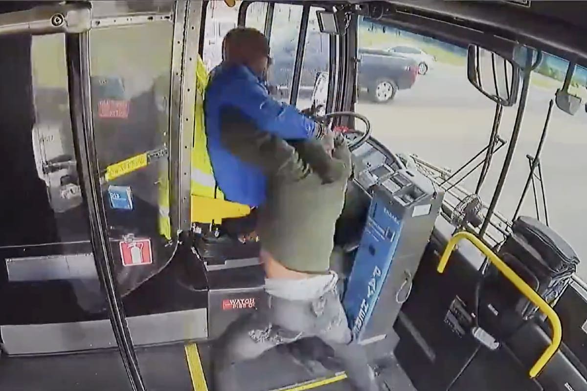 Video: la brutal golpiza de un pasajero a un chofer de colectivo que terminó con un choque contra un edificio