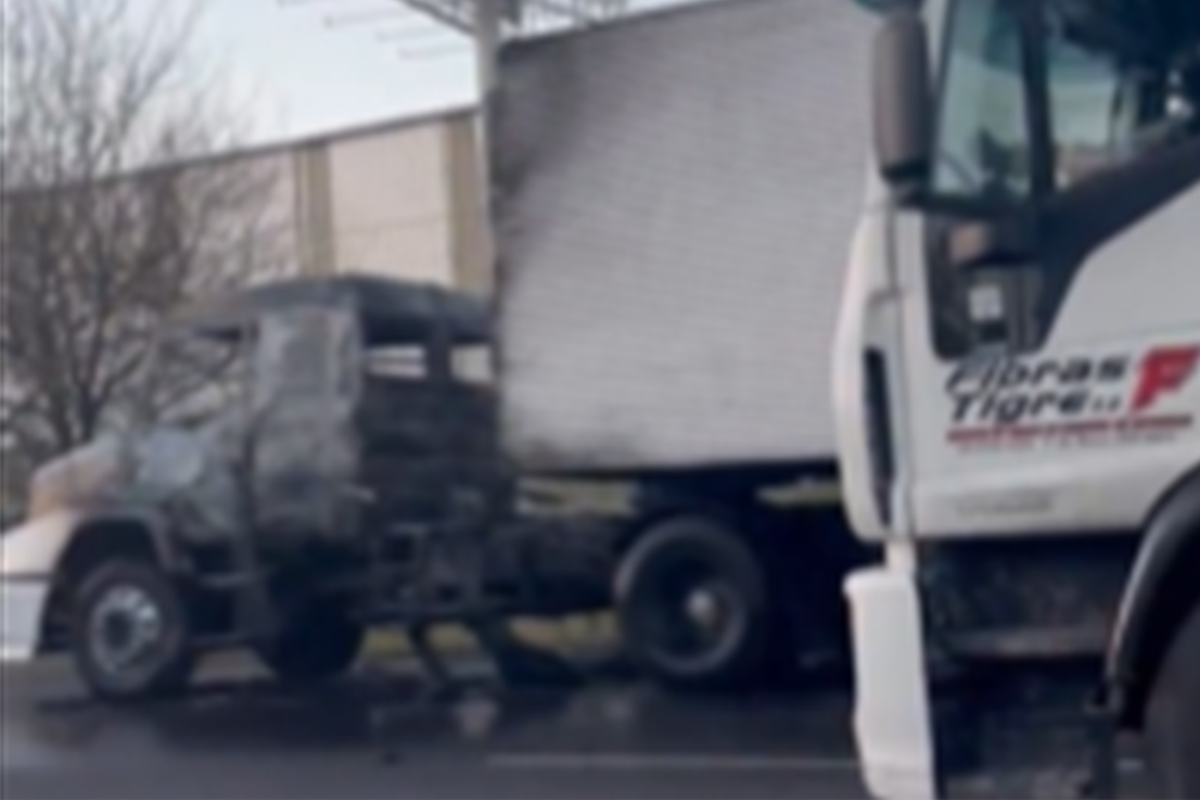 Video: se incendió un camión en la Panamericana y hay demoras en el tránsito