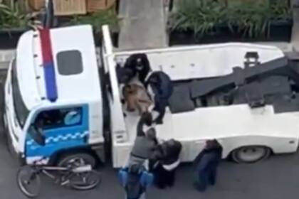 Video: una mujer se atrincheró arriba de una grúa para evitar que se lleven su auto mal estacionado