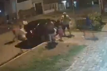 Video: violento robo piraña a una familia en Merlo