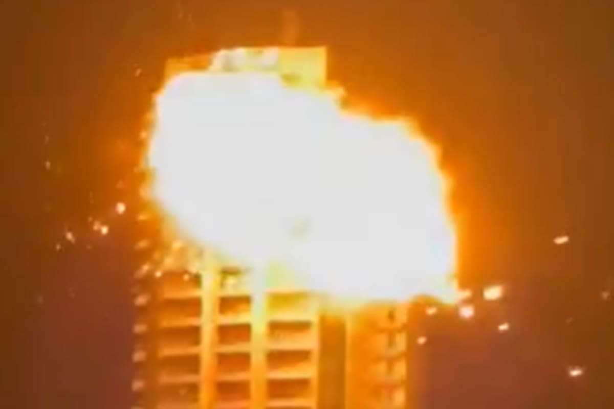 Videos compartidos en redes sociales el sábado por la noche, verificados por The New York Times, muestran un objeto en movimiento impactando contra un edificio en Manama y provocando una gran explosión