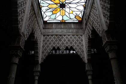 Vidrios faltantes y otros rotos, parte de los daños en el patio nazarí de La Plata