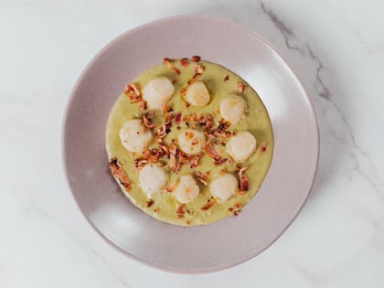 Vieiras con crema de papa y panceta crocante