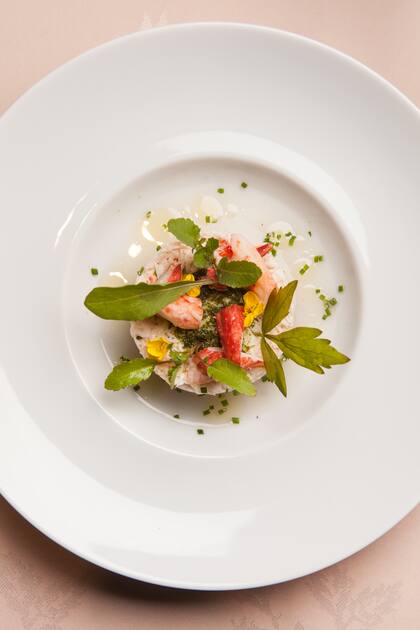 Vieiras marinadas con limón y oliva, y centolla al natural en Chez Manu.