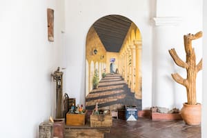 Vieja Posada
Un multiespacio que reúne buen descanso, arte y artesanía de calidad en la Casa Cultural Pedro Lavaque y exquisita gastronomía en La Despensa, el restaurante donde, además, se sirve el desayuno. En los años 70 el Dr. Orlando Trunsky, nieto de Pedro F. Lavaque, emprendió las tareas de ampliación y reciclado que continúan en la actualidad Paola Marcon y Ramiro Trunsky. El complejo ocupa buena parte de la manzana y tiene acceso por dos calles. Esta antigua casona de estilo colonial, con influencia italiana, edificada a mediados del siglo XIX, ofrece dos propuestas distintas de hospedaje: La Vieja Posada con 11 habitaciones, y la Casa Lavaque, un espacio boutique con 5 habitaciones. Todo comparte jardines con frondosas enredaderas, árboles y piscina.
Desde $24.960, con desayuno. Calixto Mamaní 87. T: (0387) 410-7337. www.viejaposada.com.ar
