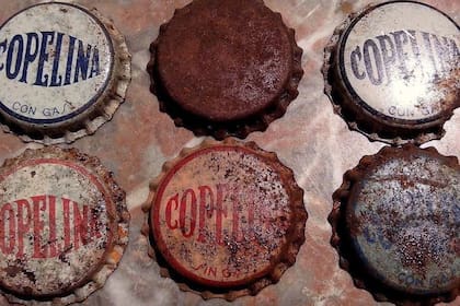 Viejas chapitas de las botellas de La Copelina se encuentran tiradas por todas las ruinas