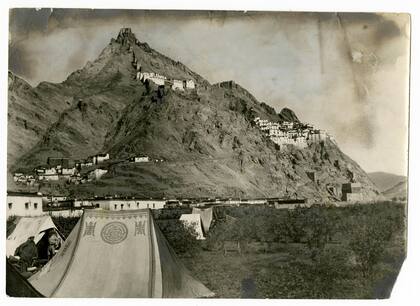 Durante la expedición de reconocimiento de 1921, el grupo acampó cerca del pueblo de Shekar Dzong. En ese entonces, Nepal estaba cerrado a los extranjeros, así que cualquier aproximación al Everest tenía que ser hecha desde el lado tibetano