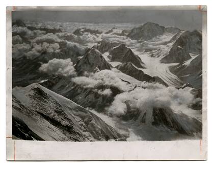 En un día parcialmente nublado, desde 8500 metros sobre el nivel del mar, se siente como que podrías disfrutar de la vista eternamente. Principios del año 1924