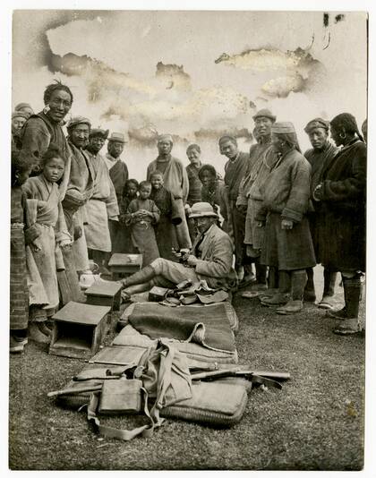 La expedición de 1921 fue liderada por Charles Howard-Bury, que en esta imagen aparece sentado