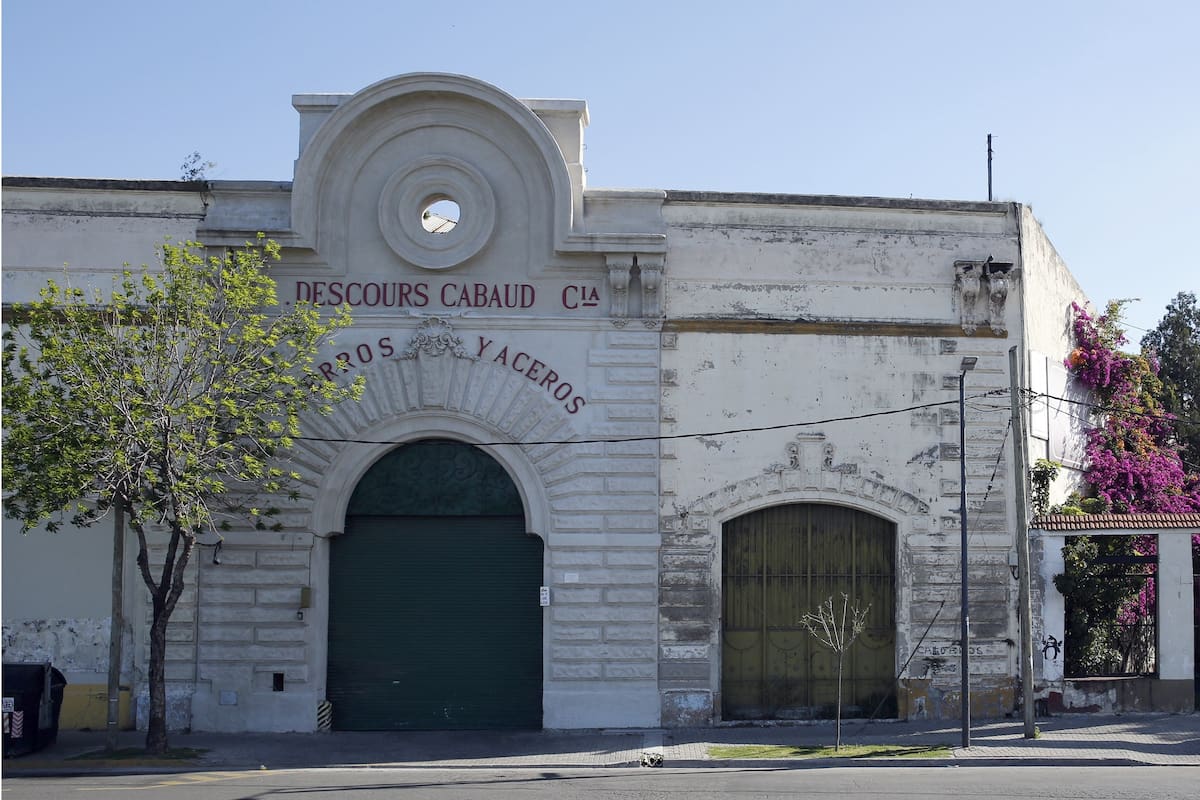 Viejo edificio de la avenida Pedro de Mendoza al 2100 donde va a funcionar Fabrica Colon.