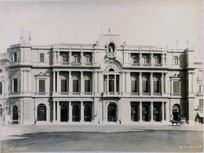 Viejo edificio de la Bolsa. En su solar, en plena Plaza de Mayo, se encuentra en la actualidad el Banco Nación.