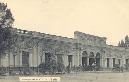 Viejo frontis de la estación Salta: el Ferrocarril Central Norte llegó hasta este punto desde Güemes, en su vía troncal, y se extendió hacia el sur y Chile (Colección Pezzimenti)