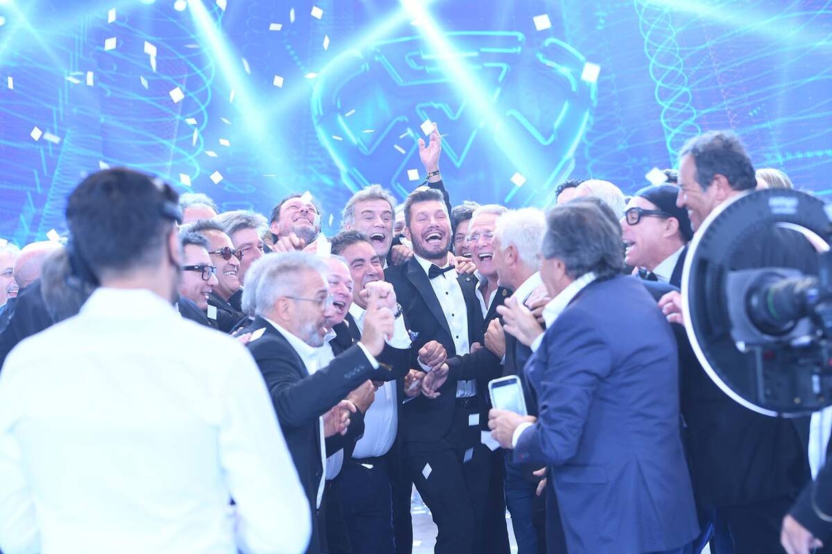 Viejos amigos y colaboradores participaron anoche de la celebración por los 30 años de Marcelo Tinelli en la televisión