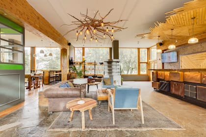 Viejos baúles y maletas, mucha madera y amplios ventanales en la deco de Selina Bariloche