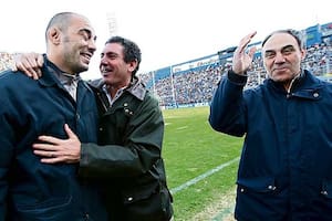 Viejos conocidos en Liniers: Longo bromea en el saludo con Baetti; a la derecha, Loffreda