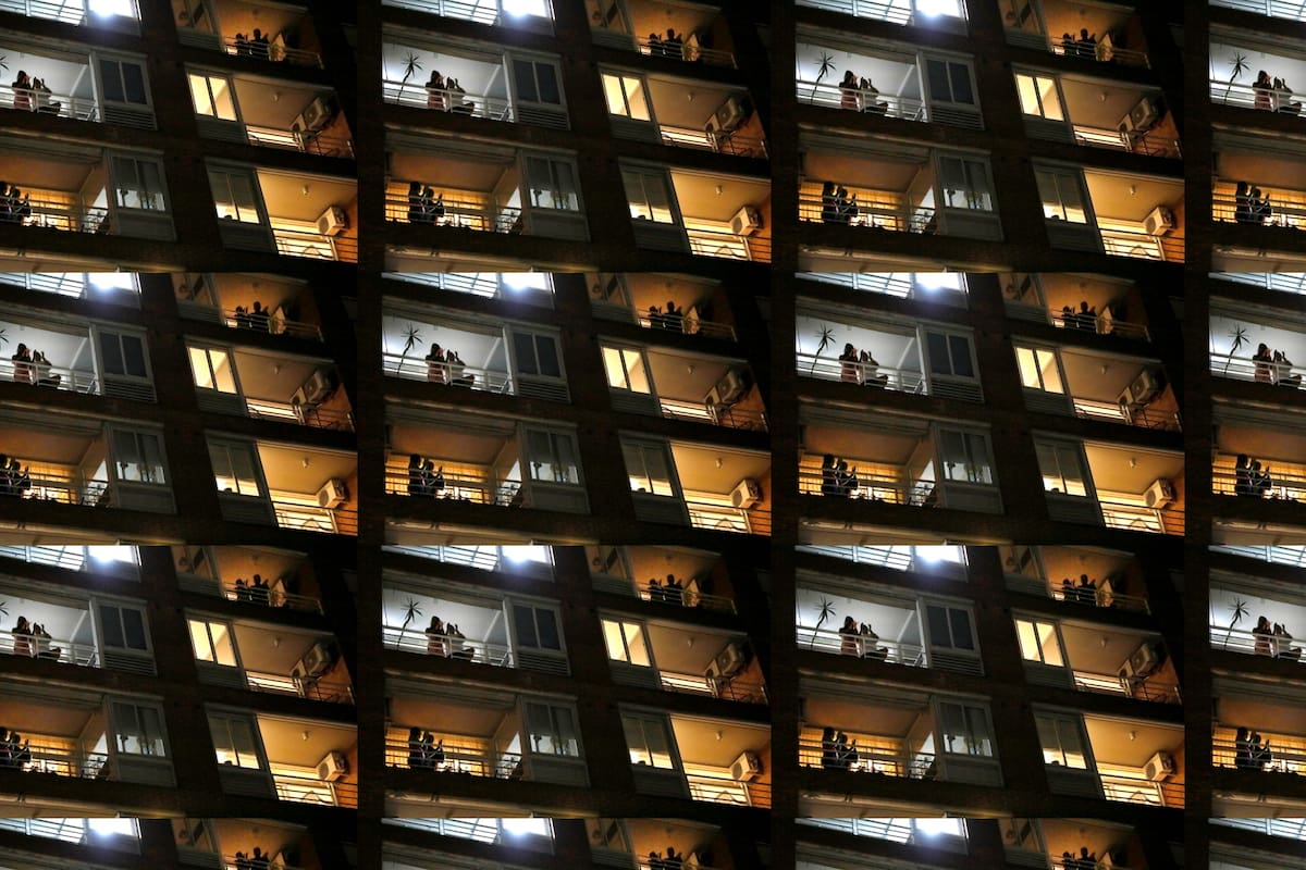 Viejos hits que se transforman en himnos para cantar dentro de casa o asomados a los balcones