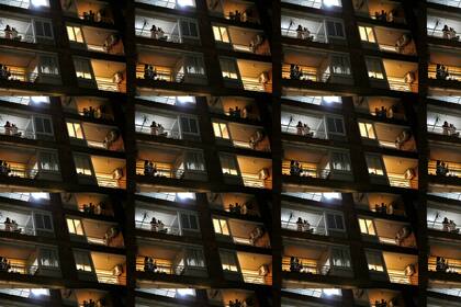 Viejos hits que se transforman en himnos para cantar dentro de casa o asomados a los balcones