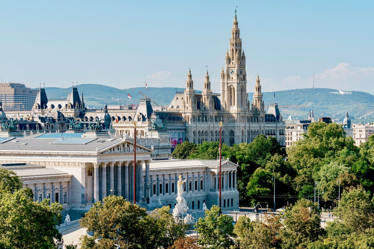 Viena, Austria. Fotografía aérea panorámica de la Ringstrasse de Viena que muestra el edificio del Parlamento austriaco, el Ayuntamiento de Viena (Rathaus) y la grandiosa arquitectura histórica