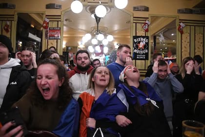 Viendo la final de la Copa del Mundo de 2022 entre Francia y Argentina, que ganó Argentina (James Hill para The New York Times)