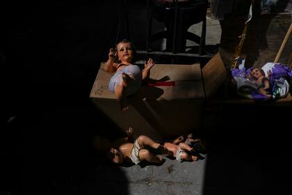 Viene el día de la Candelaria y el Niño Dios colma los puestos de reparación artesanal en México