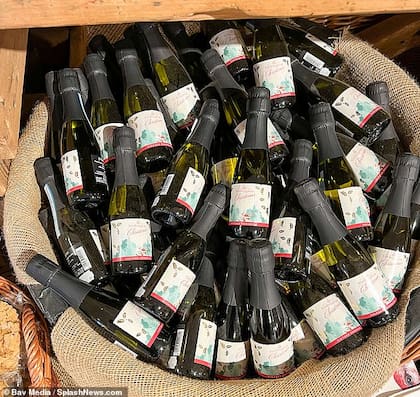 Viene en pequeñas botellas de 200 ml y cuesta 15 libras cada una