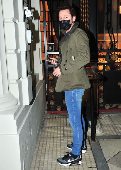 Viernes por la noche. Para distenderse de un día emocionalmente agitado, Benjamín se reunió con amigos en el edificio Chateau Libertador. Llevó un vino en el bolsillo de la campera