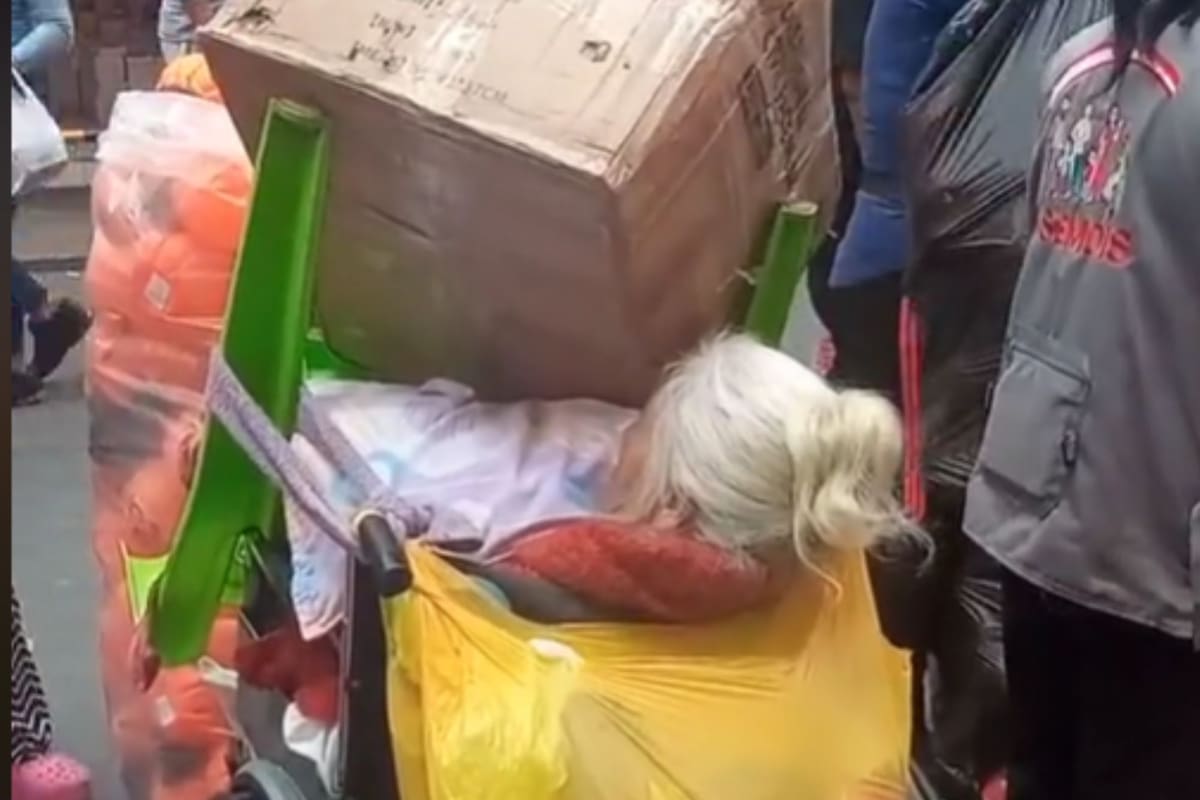 Vieron a una mujer en silla de ruedas siendo usada para cargar cosas por su familia y las redes se indignaron
