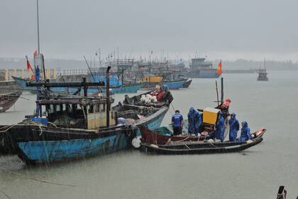 Vietnam evacúa a miles y cierra aeropuertos ante la llegada del tifón Bualoi