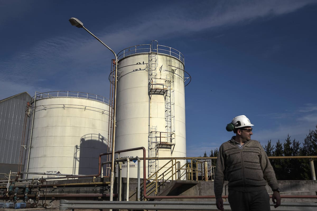 View of storage tanks at the industrial complex of the Louis Dreyfus Company in General Lagos, Santa Fe province, Argentina on September 13, 2017.
After a stoppage of one month, Argentina's biodiesel exports restart with the European market, Spain in particular, as buyer. Argentina can produce 4.5 million tons of vegetal oil --the base for biodiesel, used mainly in cars-- per year, from which one million for the local market. / AFP PHOTO / EITAN ABRAMOVICH